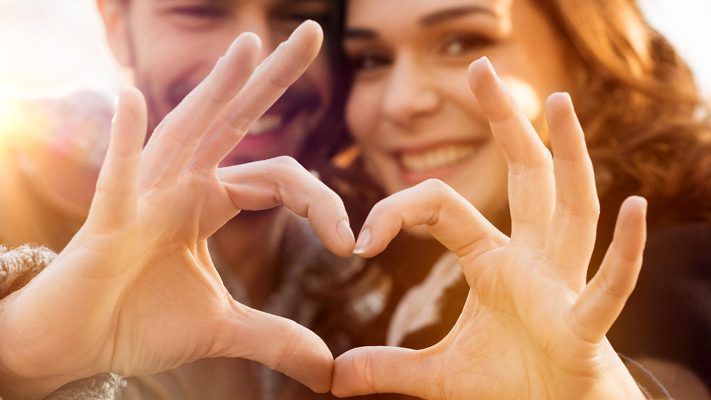 Twee merken op een kussen 123RF - 38774765